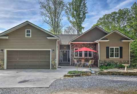 Others Maggie Valley Home w/ Hot Tub, Deck & Forest Views