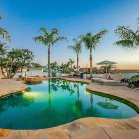 Primary image 1 1185 タマラック 4 ベッドルームホーム バイ レッドアウニング, スリーピングタイガーコーヒー ホテル