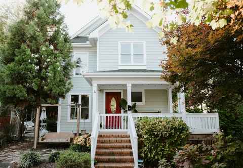 Others Home With Outdoor Oasis in Downtown Raleigh!