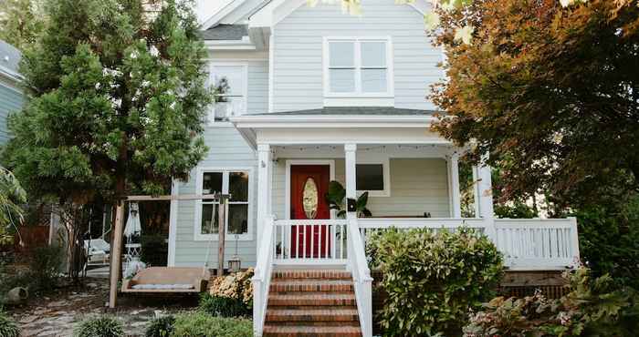 Others Home With Outdoor Oasis in Downtown Raleigh!