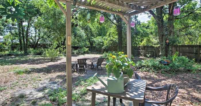 Others Quiet Retreat w/ Fire Pit ~ 4 Miles to Pensacola!