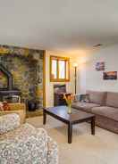 บริเวณนั่งเล่น Cozy Reno Vacation Rental ~ 9 Mi to Mt Rose!