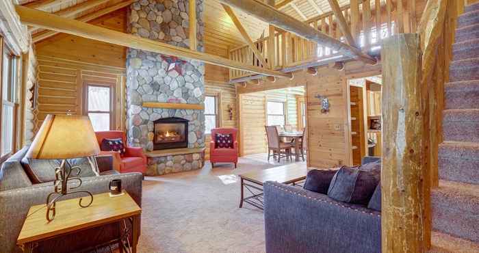 Others Interlochen Cabin w/ Fireplace - Near State Park!