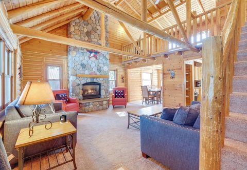 Lain-lain Interlochen Cabin w/ Fireplace - Near State Park!