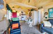 อื่นๆ 7 Charming Nautical Cottage on Little Traverse Lake!