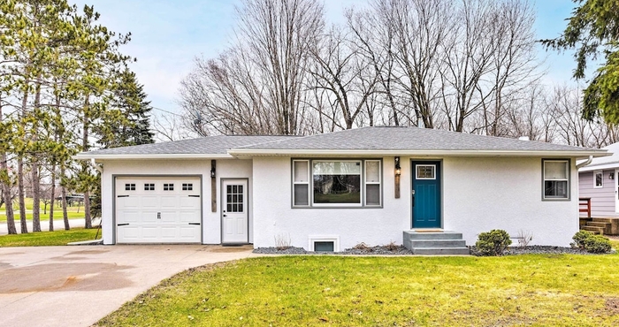 Others Charming Retreat w/ Deck - Walk to Lake Pepin