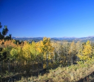 อื่นๆ 3 Airy Forest Escape w/ Mountain Views + Hot Tub!