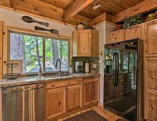 Lain-lain 2 Cabin: Large Deck Backing to Tahoe National Forest