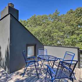 Interior1Unique Southampton Getaway w/ Rooftop Deck!,库珀斯海滩飯店