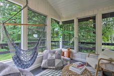 其他 Modern Hideaway w/ Deck + State Forest Access