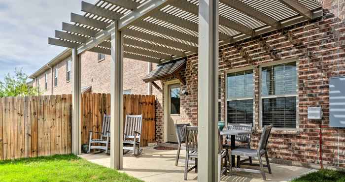 อื่นๆ College Station Townhouse w/ Patio & Pool Access!