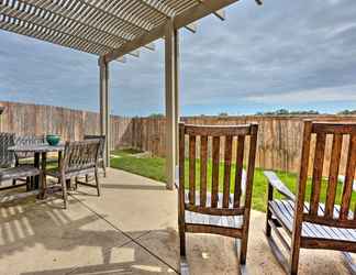 Lain-lain 2 College Station Townhouse w/ Patio & Pool Access!