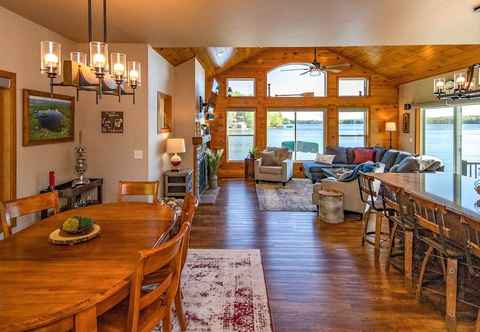 อื่นๆ Spacious Lakeside Family Home on Big Bearskin Lake