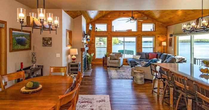 อื่นๆ Spacious Lakeside Family Home on Big Bearskin Lake