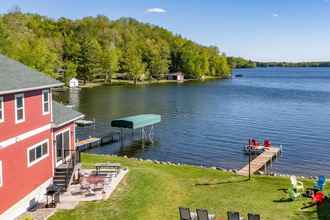 อื่นๆ 4 Spacious Lakeside Family Home on Big Bearskin Lake