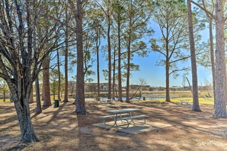 Others 4 Lakefront Cabin + Guest House Near Granbury Square