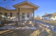 อื่นๆ 7 Colorful Tulsa Duplex w/ Porch: Dogs Welcome!