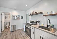 Others 2 Stylish San Diego Apartment w/ Smart TV!