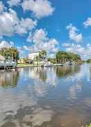 Imej utama Waterfront Home on Canal w/ Private Dock & Kayaks