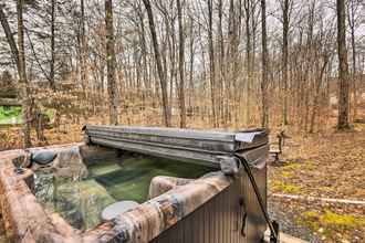 อื่นๆ 4 Pocono Lake Home in Resort Community w/ Hot Tub!