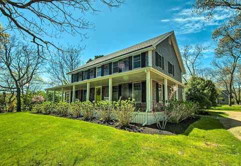 อื่นๆ Traditional Martha's Vineyard Home w/ Porch & Yard