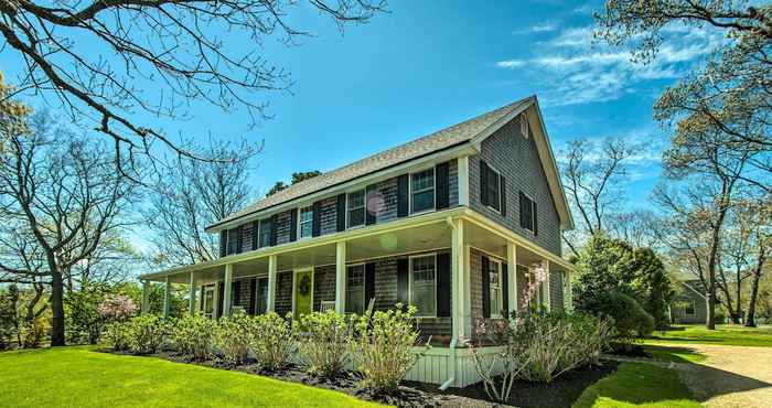 Others Traditional Martha's Vineyard Home w/ Porch & Yard