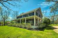 อื่นๆ Traditional Martha's Vineyard Home w/ Porch & Yard