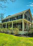 Imej utama Traditional Martha's Vineyard Home w/ Porch & Yard