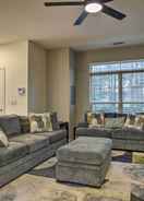 บริเวณนั่งเล่น Lovely Raleigh Townhome ~ 6 Mi to Downtown!