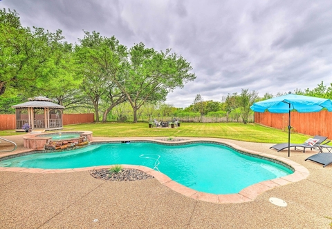 Others Granbury Abode w/ Pool & Grill ~ 3 Miles to Lake!