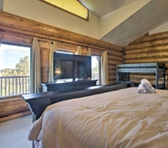 อื่นๆ 2 Luxury Log Black Hawk Retreat w/ Private Hot Tub!