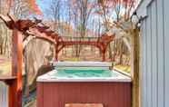 Khác 5 Pocono Mountains Retreat w/ Pool Table & Hot Tub!