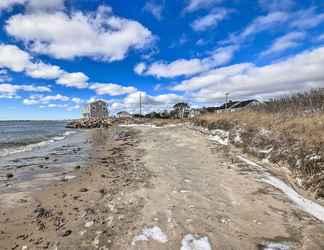 Lainnya 2 Cape Cod Retreat w/ Gas Grill: Steps to Beach