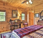 Others 7 Cabin w/ BBQ + Games - Walk to Blue Ridge Parkway!