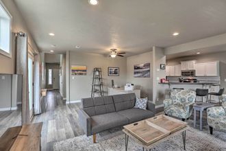 기타 4 Chic Bend Home w/ Deck < 3 Mi to Downtown!