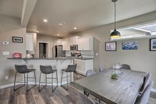 기타 Chic Bend Home w/ Deck < 3 Mi to Downtown!