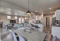 기타 6 Chic Bend Home w/ Deck < 3 Mi to Downtown!