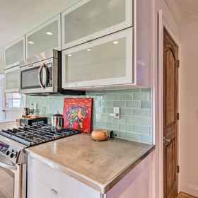 Interior1Hamptons Bay Home on Shinnecock Bay w/ Yard!,辛内科克山高尔夫球场飯店