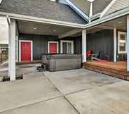 Others 5 Ocean Shores Getaway w/ Fireplace & Hot Tub!
