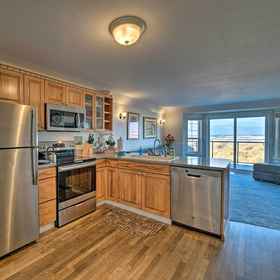 Interior 1 Eagles View Condo in Ocean Shores w/ 3 Balconies, Grays Harbor County Hotels