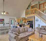 อื่นๆ 7 Expansive Cabin With Sunroom Near Lake Hiwassee!