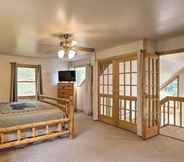 อื่นๆ 4 Expansive Cabin With Sunroom Near Lake Hiwassee!