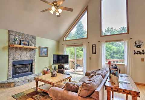 อื่นๆ Expansive Cabin With Sunroom Near Lake Hiwassee!