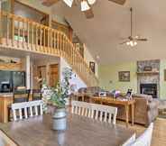 อื่นๆ 2 Expansive Cabin With Sunroom Near Lake Hiwassee!