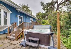 Others 7 House w/ Hot Tub & Deck - Walk to Seaside Beach!