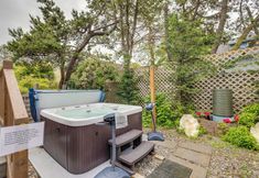 Others 4 House w/ Hot Tub & Deck - Walk to Seaside Beach!