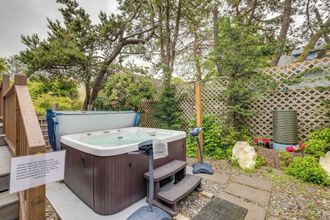 Others 4 House w/ Hot Tub & Deck - Walk to Seaside Beach!