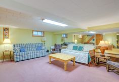 其他 5 Walk to Beach: Long Island Wine Country Home!