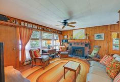 其他 3 Walk to Beach: Long Island Wine Country Home!