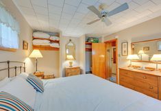 其他 4 Walk to Beach: Long Island Wine Country Home!